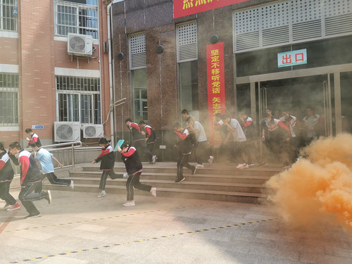 模擬地震中突發(fā)火災(zāi)的逃生場(chǎng)景