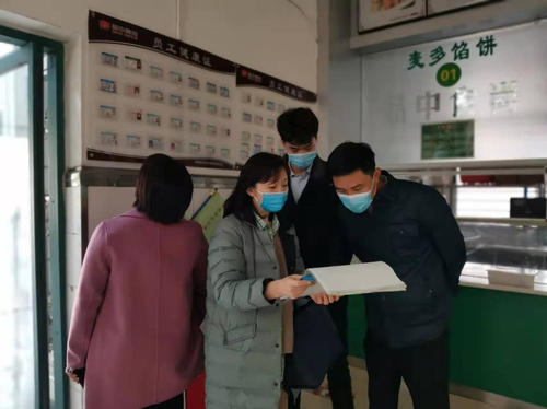 專家組實地查看學(xué)生餐廳