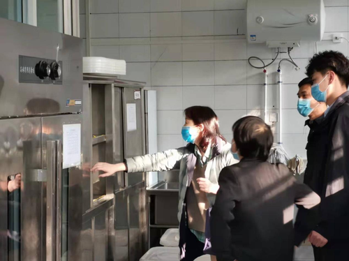 專家組查看餐廳后廚
