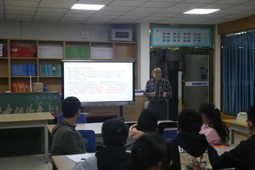 校圖書館館長(zhǎng)聶翔老師主持會(huì)議