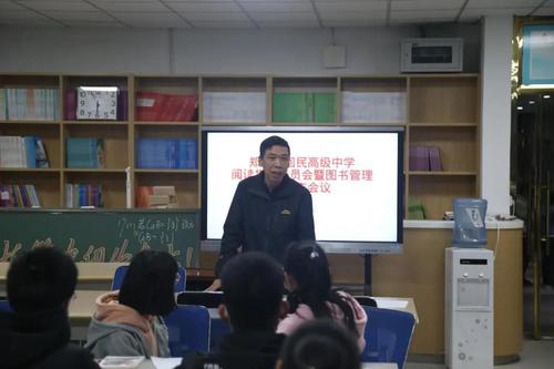 閱讀指導(dǎo)委員會(huì)老師羅富強(qiáng)與圖書管理員交流
