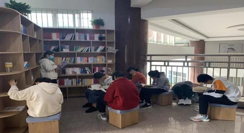 師生在讀書(shū)角閱讀