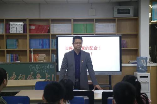 副校長(zhǎng)夏向陽(yáng)激勵(lì)同學(xué)們博覽精讀、善讀善思
