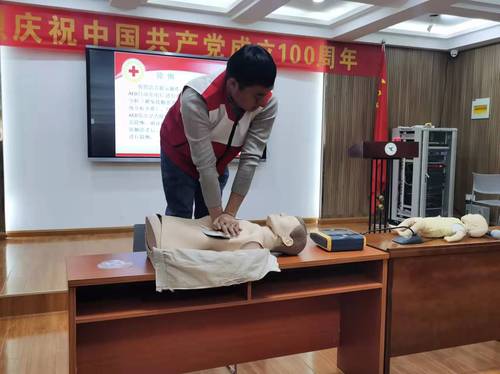 講師團老師現(xiàn)場演示心肺復(fù)蘇技術(shù)