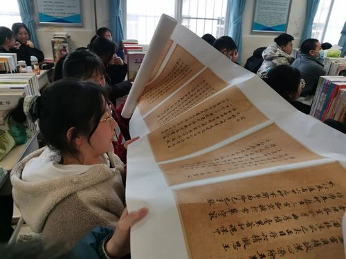 04學生觀摩書法作品