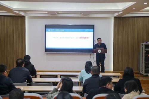 01鄭州市回民高級(jí)中學(xué)校長(zhǎng)李玉國(guó)進(jìn)行主題講座