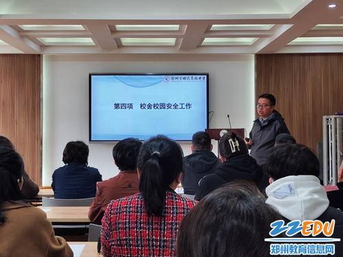 03鄭州市回民高級中學(xué)后勤保障處副主任魯會永講解校園安全工作